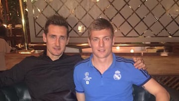 Klose visitó a Kroos en el hotel de concentración del Madrid