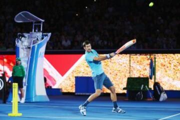 Novak Djokovic golpea una pelota lanzada por el jugador del cricket Shane Warne durante "una noche con Novak"