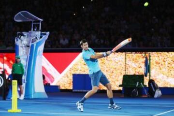 Novak Djokovic golpea una pelota lanzada por el jugador del cricket Shane Warne durante "una noche con Novak" 