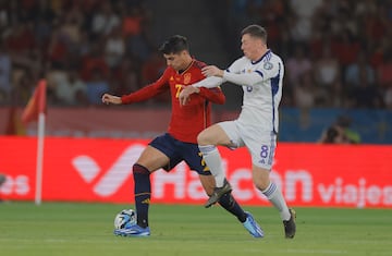 Morata y McGregor luchan por el control del balón en una jugada del partido.