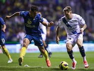 Sebastian Caceres (L) of America fights for the ball with Emiliano Gomez (R) of Puebla during the 6th round match between Puebla and America as part of the Liga BBVA MX, Torneo Clausura 2025 at Cuauhtemoc Stadium, on February 07, 2025 in Puebla, Mexico.