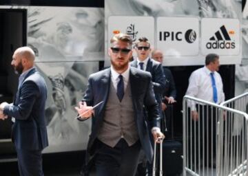 Los jugadores del equipo merengue a su llegada al hotel de concentración.