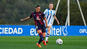 Momento del partido de la Liga F entre el Levante y la Real Sociedad.