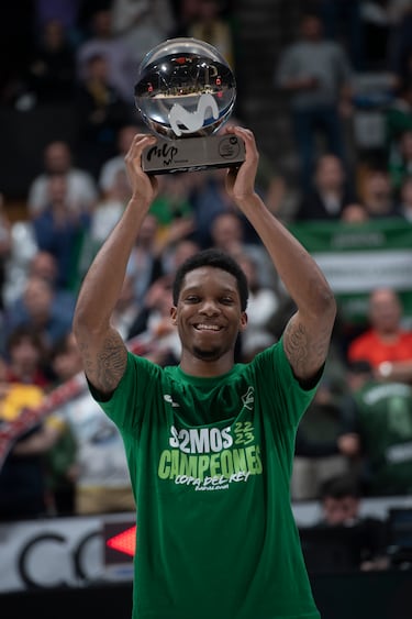 El jugador del Unicaja, Tyson Carter, levanta el trofeo MVP de la Final. 