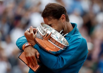 Nadal abraza la Copa de los Mosqueteros en 2018.