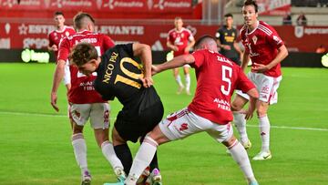 Nico Paz, rodeado por jugadores del Murcia.