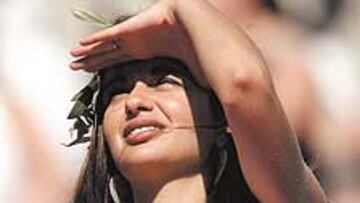 <b>GRECIA OTEA LA FINAL</b>. Grecia disputa mañana la segunda semifinal de la Eurocopa ante la gran favorita, la República Checa. Los helenos, igual que la aficionada griega de la imagen, ya otean el horizonte buscando encontrar un hueco para colarse en la final con su fútbol económico.