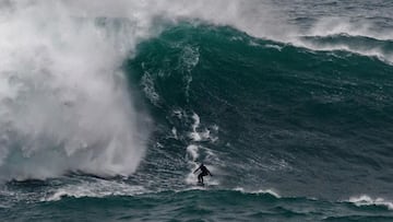 El surfista británico Andrew Cotton surfeando una ola gigante en O Portiño (A Coruña, Galicia, España), donde se celebrará el campeonato de España de surf de olas grandes.