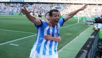 &Iacute;DOLO. Portillo abraza a El Hamdaoui, que estalla de alegr&iacute;a tras conseguir el primer gol ante el Rayo Vallecano.