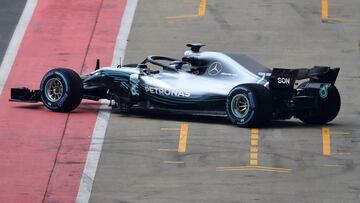 Valtteri Bottas con el nuevo Mercedes W09 en Silverstone.