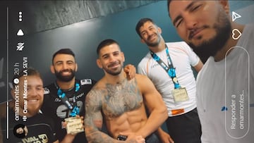 El cantante Omar Montes posa junto a Ilia Topuria y su equipo en la visita que le hizo en su concentración antes de su pelea en el UFC 317.