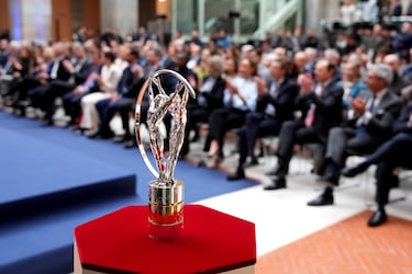 La estatuilla de los Premios Laureus está diseñada y fabricada por la firma de lujo Cartier, un detalle que refuerza el carácter exclusivo y simbólico del galardón, considerado uno de los mayores reconocimientos del deporte mundial.