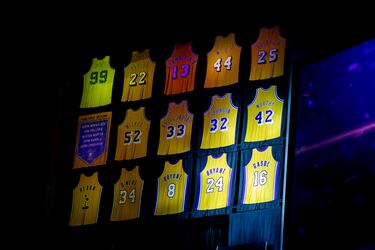 Todas las camisetas retiradas de Los Angeles Lakers. 