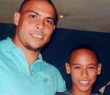 ¡Cómo pasan los años! Un joven (hasta entonces desconocido) llamado Neymar le pide la foto del recuerdo al “Fenómeno”. Vaya postal.