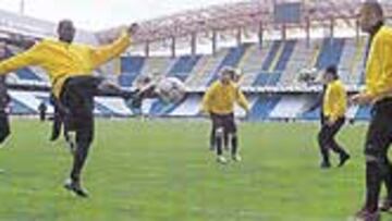 <b>LA JUVENTUS SE ENTRENA DOS VECES</B>. La primera plantilla juventina se entrenó durante la tarde de ayer en el césped de Riazor. Los italianos volverán a entrenarse hoy por la mañana en las instalaciones de La Torre.