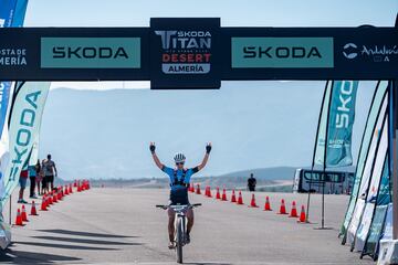 Tessa Kortekaas, entrando en meta en el Circuito de Almería