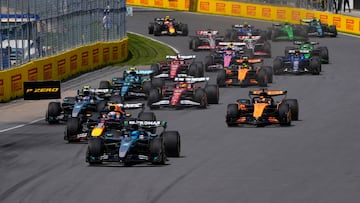 Formula One F1 - Canadian Grand Prix - Circuit Gilles Villeneuve, Montreal, Quebec, Canada - June 15, 2025 Mercedes' George Russell leads at the start of the race REUTERS/Mathieu Belanger