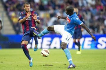 El jugador del FC Barcelona, Rafael Alcántara pelea un balón contra el jugador del Nápoles, Kalidou Koulibaly.