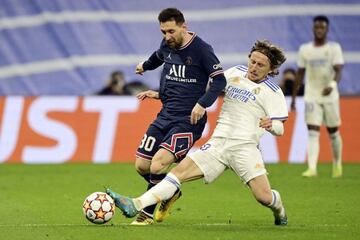 Modric, con una segada, frena a Messi cuando armaba la contra con 1-1.