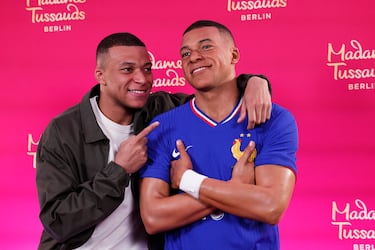 Kylian Mbappé presenta su figura con la equipación de Les Bleus que será llevada al museo Madame Tussauds en Berlín.