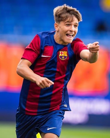 El caso de Juan Hernández es tan extraño como prometedor. El entrenador que tope con él tendrá un reto bonito, pues puede jugar de interior, extremo y falso 9. Fue uno de los tres futbolistas nacidos en 2007 convocados por España en el europeo Sub-17. El pasado verano lo pretendió el Paris Saint-Germain, pero acabó renovando por el Barça.