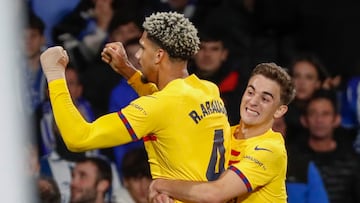 SAN SEBASTIÁN, 04/11/2023.- El defensa uruguayo del FC Barcelona Ronald Araújo (i) celebra su gol durante el partido de la jornada 12 de LaLiga que Real Sociedad y FC Barcelona disputan hoy sábado en el Reale Arena, en San Sebastián. EFE/Juan Herrero