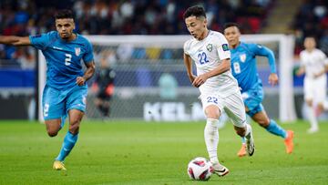 Abbosbek Fayzullaev, durante un partido ante la selección india.