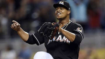 El pitcher de Miami Marlins Edinson Volquez celebra su no-hitter, con especial recuerdo para Jos&eacute; Fern&aacute;ndez y Yordano Ventura.