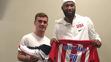 Griezmann posa junto al jugador de la NBA DeMarcus Cousins.