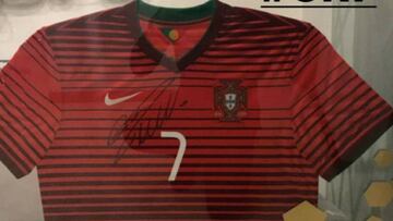 El atacante de Chivas y actual Campeón de la Liga Bancomer MX publicó una playera de Portugal autografiada por el astro del Real Madrid, quien se le habría regalado.