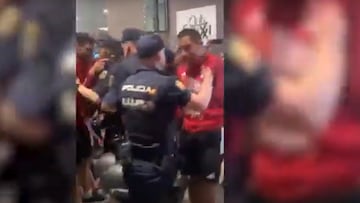 Insólito: la vergonzosa pelea entre jugadores de Perú y la Policía española
