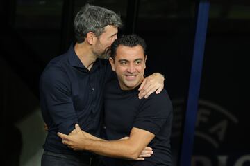 Mark van Bommel y Xavi Hernández, entrenadores del Amberes y Barcelona respectivamente.