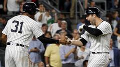 JLX15. BRONX (NY, EE.UU.), 18/09/2018. Neil Walker (d) de los Yanquis celebra hoy, martes 18 de septiembre de 2018, durante la s&eacute;ptima entrada de un juego de las Grandes Ligas de B&eacute;isbol entre los Medias Rojas de Boston y los Yanquis de Nuev