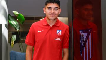 Ronaldo Nájera se presenta con el Atlético Madrileño.