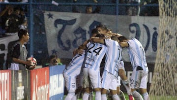 Los jugadores de Atl&eacute;tico Tucum&aacute;n celebran uno de los goles contra Jorge Wilstermann en el partido de Copa Libertadores.