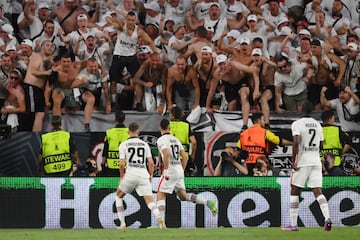 ¡LA HINCHADA DEL EINTRACHT FRANKFURT CELEBRA EL EMPATE TRAS LA DEFINICIÓN A LA CARRERA DE SANTOS BORRÉ!