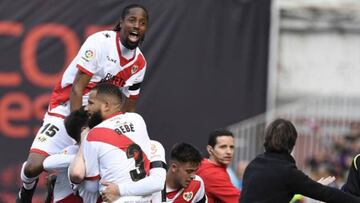 Abdoulaye y Bebé celebran uno de los goles del Rayo.
