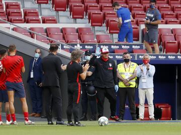 Antes de iniciar el partido se dio un homenaje al segundo entrenador del Atlético, en el club desde 2012 llegando a la vez que Simeone, en el que se le entregó una placa y se le dio un merecido aplauso por los presentes en el Wanda Metropolitano. 