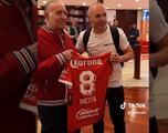 ¡Iniesta ya es Diablo! Toluca le da su camiseta personalizada