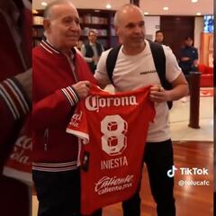 ¡Iniesta ya es Diablo! Toluca le da su camiseta personalizada