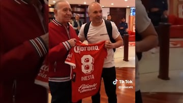 ¡Iniesta ya es Diablo! Toluca le da su camiseta personalizada