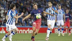 Marcos Llorente, entre Elustondo y Mikel Merino. 