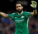Claudio Bravo volvió a jugar tras un año y derrotó a Pellegrini