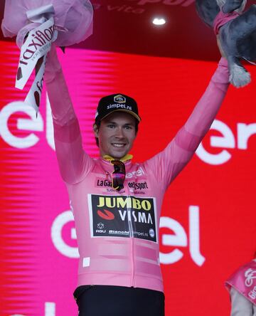 El ciclista colombiano se quedó con la tercera jornada del Giro de Italia tras la descalificación al corredor italiano por un movimiento ilegal en el sprint.