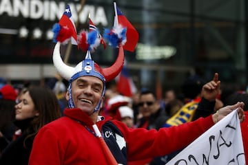 La Marea Roja conformada por la colonia chilena en Suecia, llegó en masa hasta el Friends Arena de Estocolmo para apoyar a La Roja.