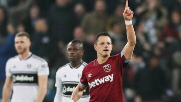 Javier Hernández, 'Chicharito', anota el gol del empate ante el Fulham.