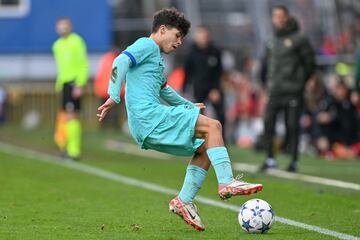 Uno de los pilares de la Selección española Sub-17 y del Juvenil A del Barça. Perfil para vivir a la espalda de la primera línea de presión, recibir y girar. Su gran último pase y la toma de decisiones deciden partidos. Lo normal sería que el curso que viene estuviese a las órdenes de Rafa Márquez.