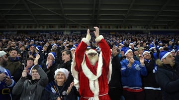 Grada del King Power Stadium (Leicester) con varios aficionados luciendo gorros y disfraces de Santa Claus. 