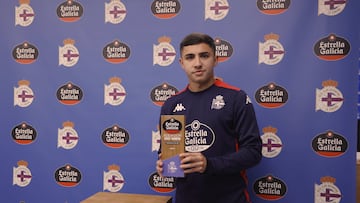 Yeremay Hernández recoge el premio de Jugador Estrella del Deportivo en el mes de abril.
