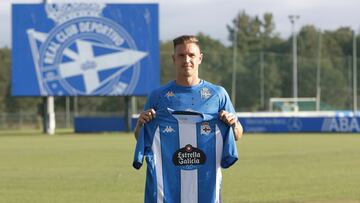 Raúl Carnero con la camiseta del Deportivo